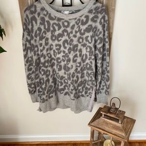 LIKE NEW CHARCOAL/LIGHT GRAY COLOR CHEETAH PRINT TUNIC SIZE M